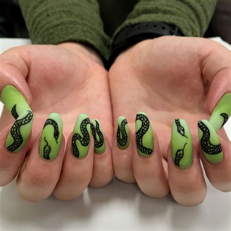 snake nail art